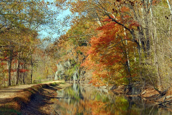 Manzara büyük kanal sonbahar aylarında düşer. — Stok fotoğraf