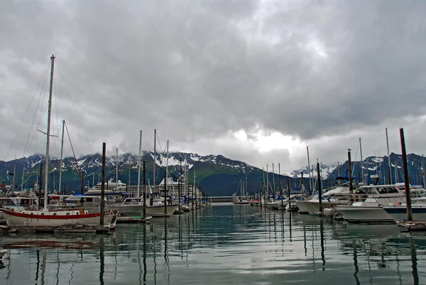 Tekne ve Seward Alaska'da balıkçı limanı