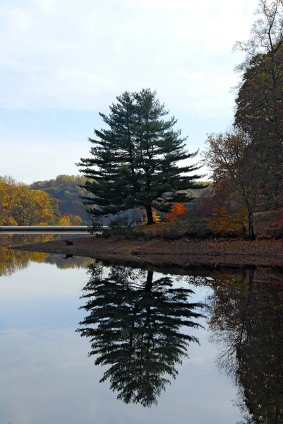Bloquear Raven Reservoir Maryland no outono — Fotografia de Stock