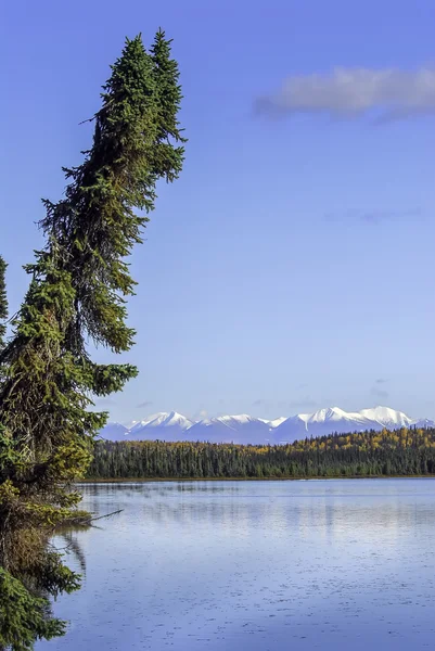 Alaskan mountain lake landschaft im herbst — Stockfoto