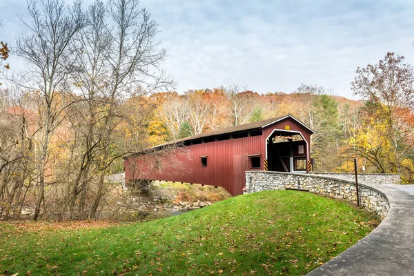 Ponte coberta na Pensilvânia durante o outono — Fotografia de Stock