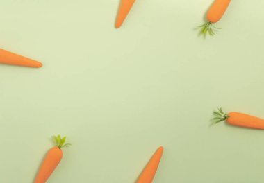 Kopya alanı olan havuçlardan oluşan kaotik düzenlenmiş havuç. Sağlıklı gıda konsepti.