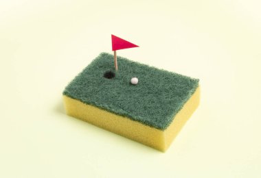 Sünger, kürdan ve pamuktan yapılmış mini golf sahası. Yaratıcı spor konsepti.