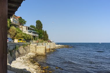 Eski kasaba arka planda karadeniz