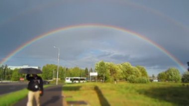 Bir yağmurlu günde gökkuşağı şehir mahalleleri görünür