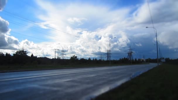 Landelijke weg onder wolkenluchten — Stockvideo