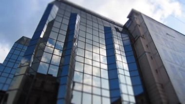 Bulutlar penceresinde yansımasıdır. Timelapse.