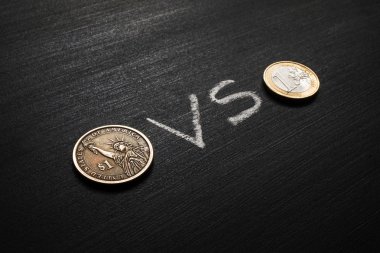 Euro vs dolar. Yazı tahtası üzerinde değer