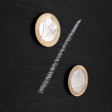 fotoğraf 2 euro madeni para yüzde simgesi olarak. Avro Bölgesi'ne paralar