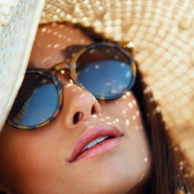 Onun zamanında tatil zevk güzel moda esmer