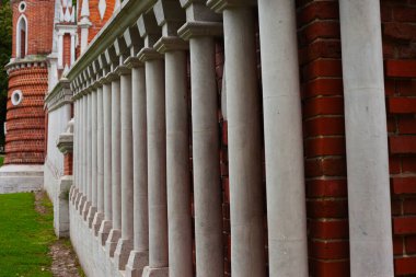 Gotik canlandırma detaylarıyla süslenmiş devasa bir kırmızı tuğla köprünün çarpıcı alçak açılı görüntüsü. Yapıda büyük bir taş kemer, dekoratif elmas desenli duvar ustası ve beyaz kuleleri olan zarif kuleler var..