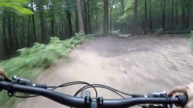 Orman Yolu 'nda Dağ Bisikleti İzleme, Çamlık Orman Arkaplanındaki Aşırı Spor ve Açık Hava Macerası Faaliyetleri, Kirli Yol' da Turuncu Bisiklet Gidonu Eylem Çekimi