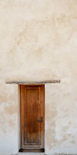 Panorama Perspective d'une porte en bois contre un mur en plâtre lavé blanc — Photo