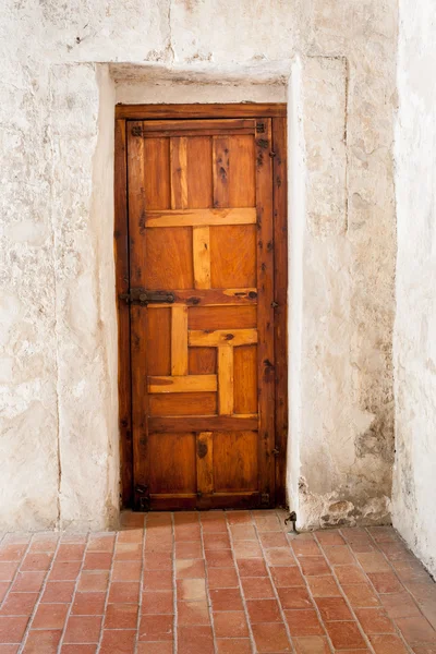 Porte en bois rustique contre mur en plâtre blanchi à la chaux — Photo