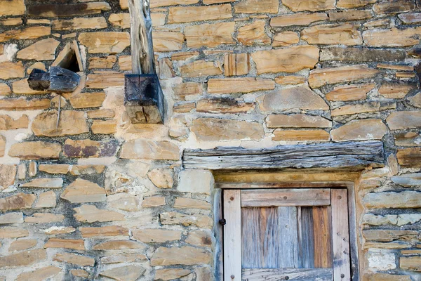 Eski misyon duvar ve kapı ve su musluğu — Stok fotoğraf