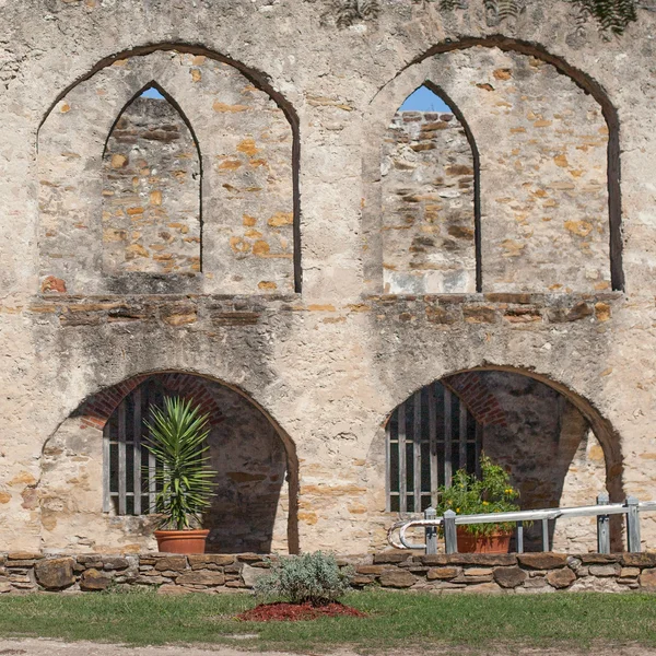 Alvenaria arqueada Pátio da histórica missão espanhola do Velho Oeste Parque Nacional de San Jose — Fotografia de Stock