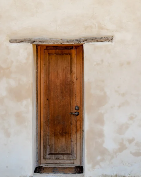 Wooden Door against White Washed Plaster Wall — Stock Photo, Image