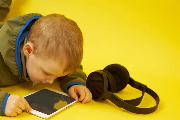 Παιδιά και σύγχρονες τεχνολογίες σε κίτρινο φόντο — Φωτογραφία Αρχείου
