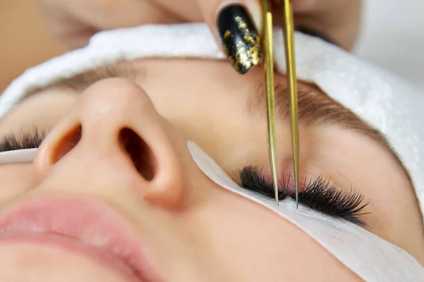 Close-up of a cosmetic procedure for gluing eyelashes by a cosmetologist. — Stock Photo, Image