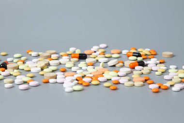 Gri arka planda renkli haplar