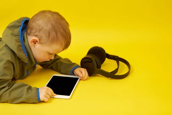 Παιδιά και σύγχρονες τεχνολογίες σε κίτρινο φόντο — Φωτογραφία Αρχείου