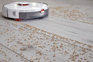 Robot elektrikli süpürge zemini temizliyor.