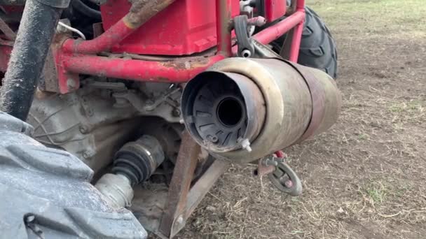 Avgasröret från den röda buggy ryckningar efter start av motorn — Stockvideo