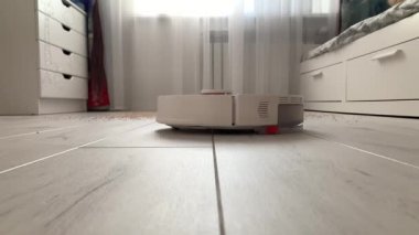 Robot elektrikli süpürge zemini temizliyor.