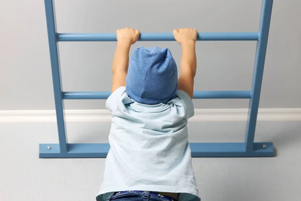 Дитина займається спортом, піднімаючись по сходах — стокове фото