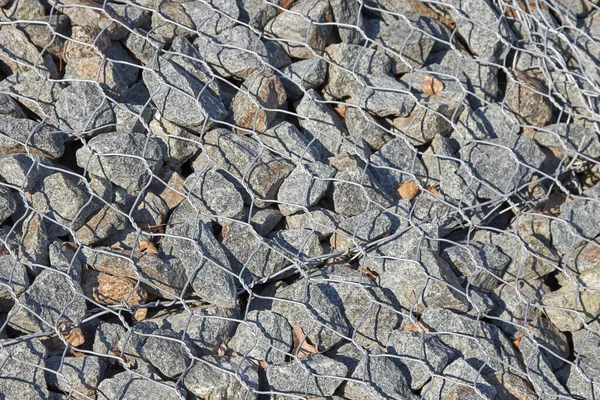 Gabion, coș metalic umplut cu pietre groase . — Fotografie, imagine de stoc