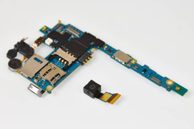 Servis merkezinde parçalanmış cep telefonu