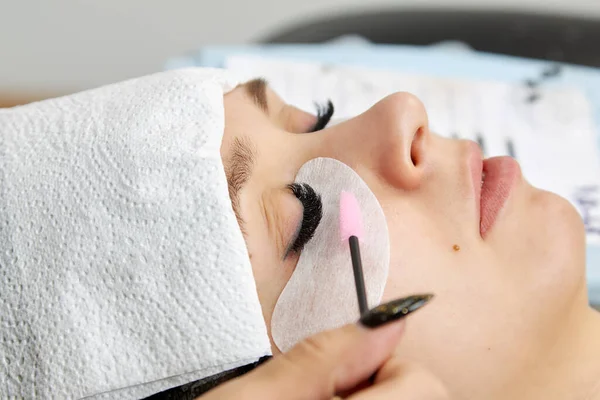 Cosmetic procedure design of eyelashes with a brush — Stock Photo, Image