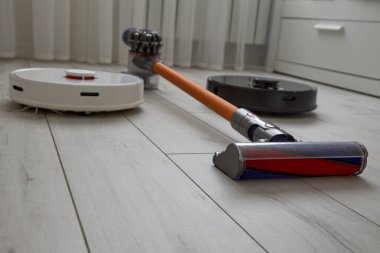 Elektrikli süpürgeler hangisinin yerleri daha iyi temizlediğini öğrenir.