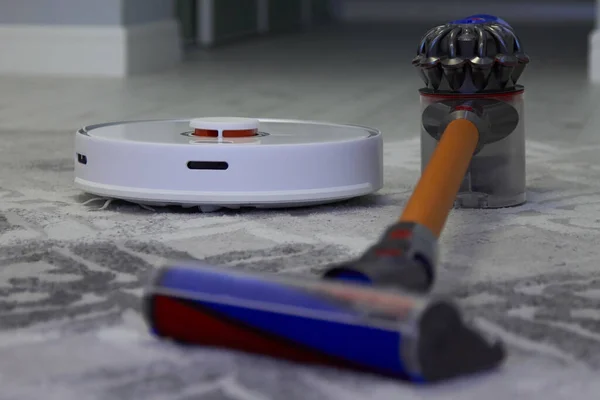 Robot aspiradora y aspiradora inalámbrica limpiar la alfombra limpiamente —  Fotos de Stock