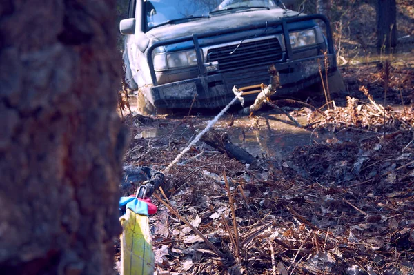 4x4 SUV se sort du piège avec un treuil pris dans un arbre — Photo