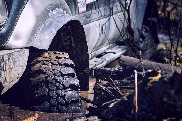 De 4x4 SUV zit vast in de modder. — Stockfoto