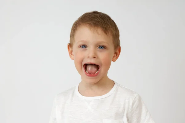 Un niño con ojos azules de edad preescolar sonríe emocionalmente — Foto de Stock
