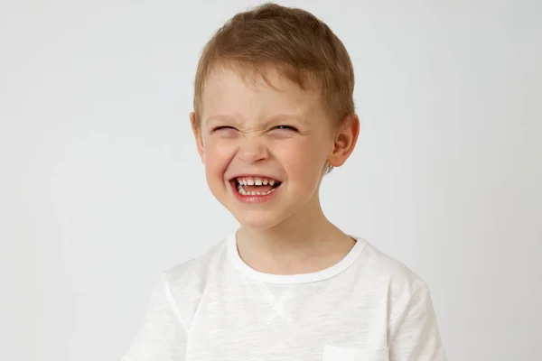 Un niño de edad preescolar mueca alegremente — Foto de Stock