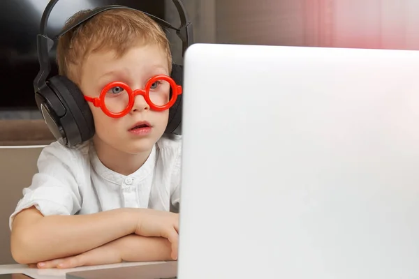Το παιδί μαθαίνει τον υπέροχο κόσμο του Διαδικτύου χρησιμοποιώντας σύγχρονα gadgets — Φωτογραφία Αρχείου