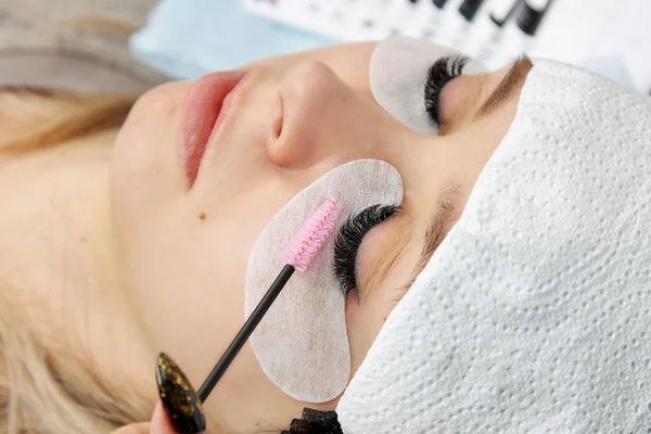 Kosmetisk procedur design av ögonfransar med en borste — Stockfoto