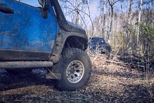 De 4x4 off-road auto trekt een vriend in de modder. — Stockfoto