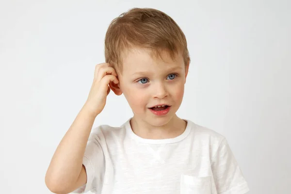 Niño Pequeño Con Ojos Azules Tiene Pensamiento Profundo Rasca Cabeza — Foto de Stock