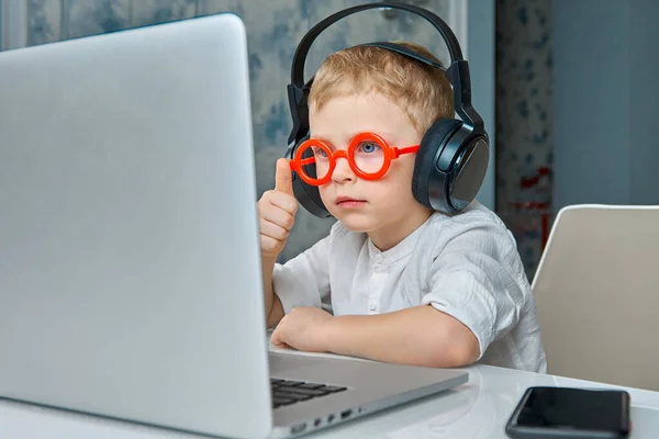 Χαριτωμένο Παιδί Κόκκινα Γυαλιά Και Ακουστικά Έχει Διασκέδαση Απευθείας Σύνδεση — Φωτογραφία Αρχείου
