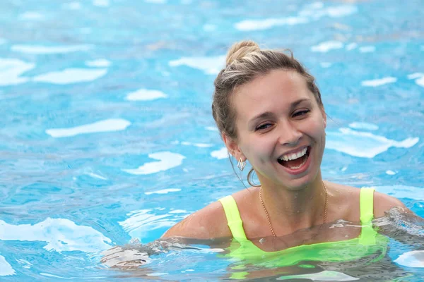 Vrolijke Jonge Vrouw Een Licht Groen Zwempak Heeft Plezier Het — Stockfoto