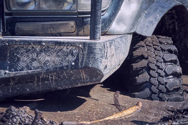 O 4x4 SUV está preso na lama. — Fotografia de Stock