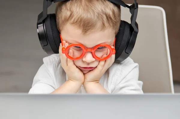 Μικρό Αγόρι Παρακολουθεί Απευθείας Σύνδεση Μαθήματα Εκπαίδευσης Ένα Φορητό Υπολογιστή — Φωτογραφία Αρχείου
