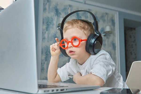 Ένα Αγόρι Κόκκινα Γυαλιά Και Μαύρα Ακουστικά Μαθαίνει Δουλεύει Ένα — Φωτογραφία Αρχείου