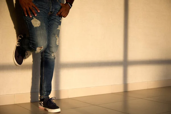 Hombre Negro Fresco Jeans Zapatillas Deporte Pone Pie Luz Del — Foto de Stock
