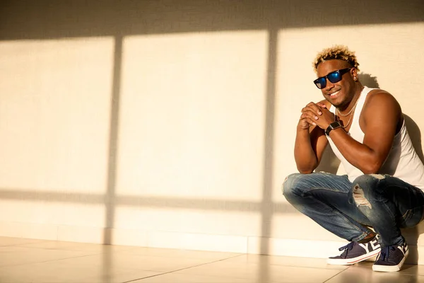 Joven Afroamericano Con Una Sonrisa Blanca Como Nieve Usando Gafas — Foto de Stock