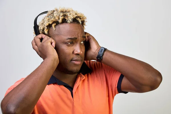 Joven Hombre Afroamericano Con Auriculares Inalámbricos Negros Disfrutando Música Fondo — Foto de Stock